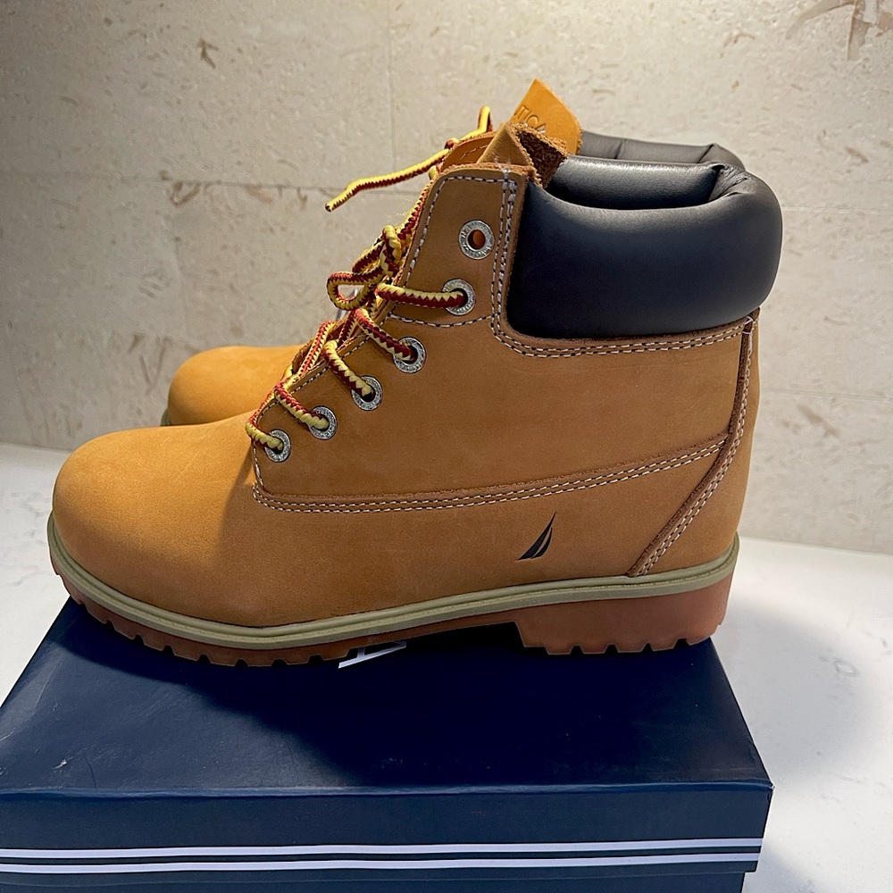 Boys high top Nautica boots size 4.